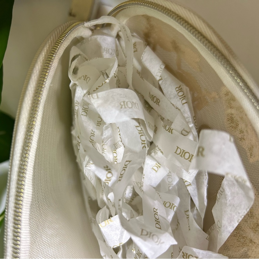 Dior Mother’s Day Pouch in Box - Picture 3 of 6